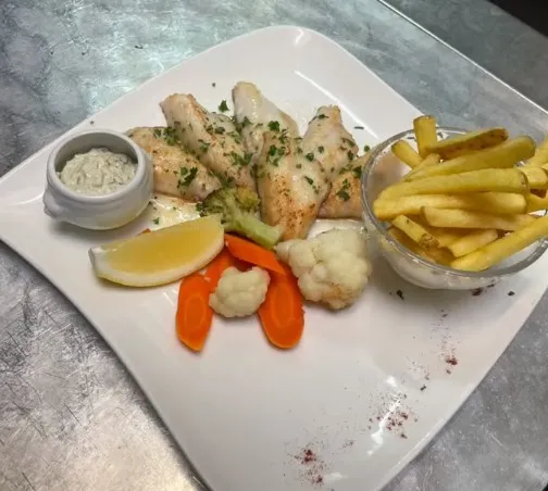 Filets de perches, sauce tartare légumes et frites