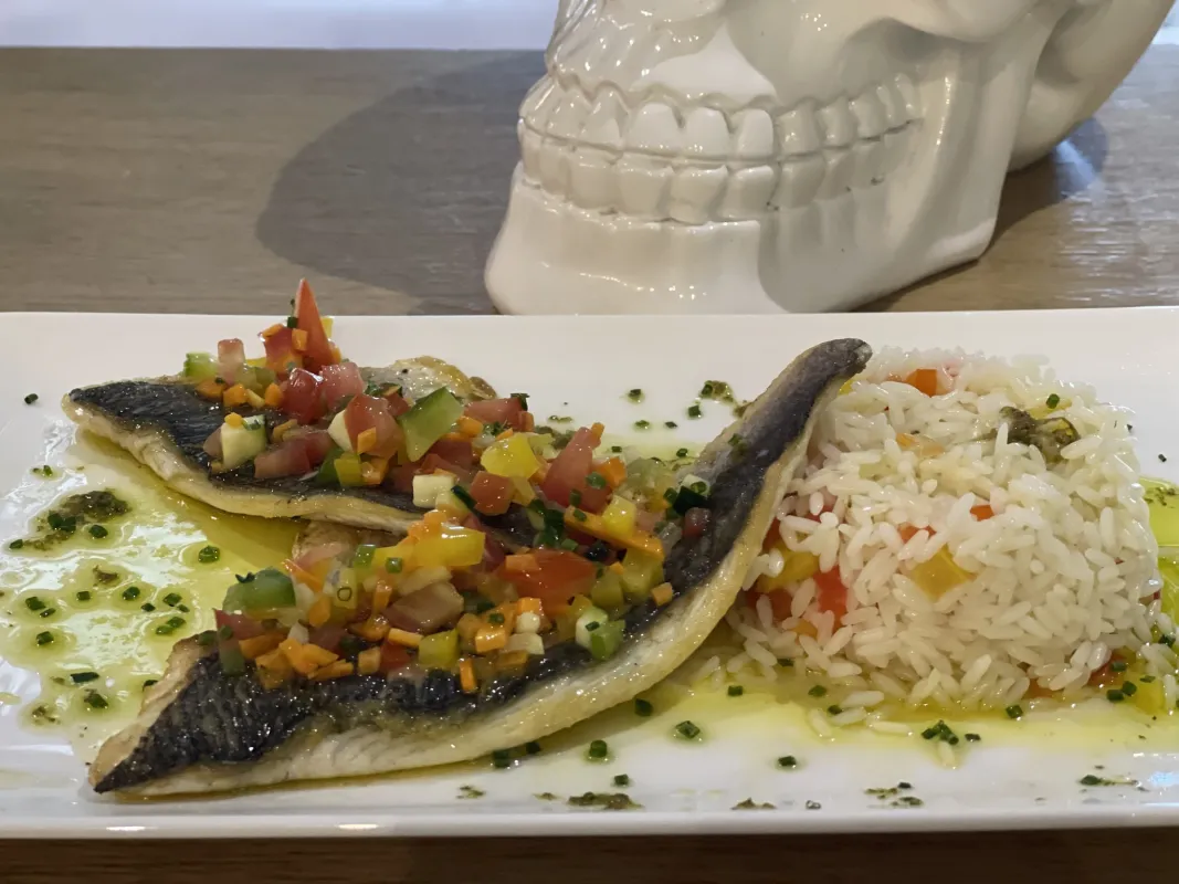 Filets de dorade snackées, sauce vierge riz blanc aux petits légumes