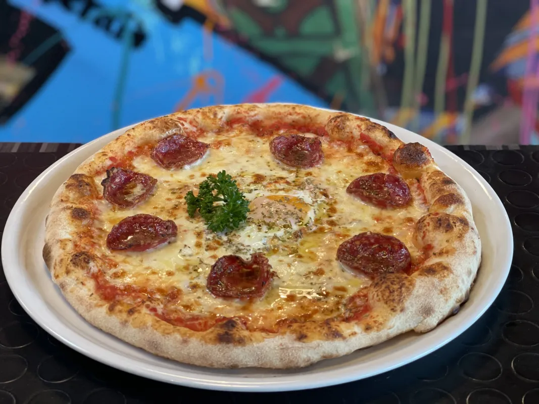 Pizza tomate, mozzarella, salami doux, oeuf