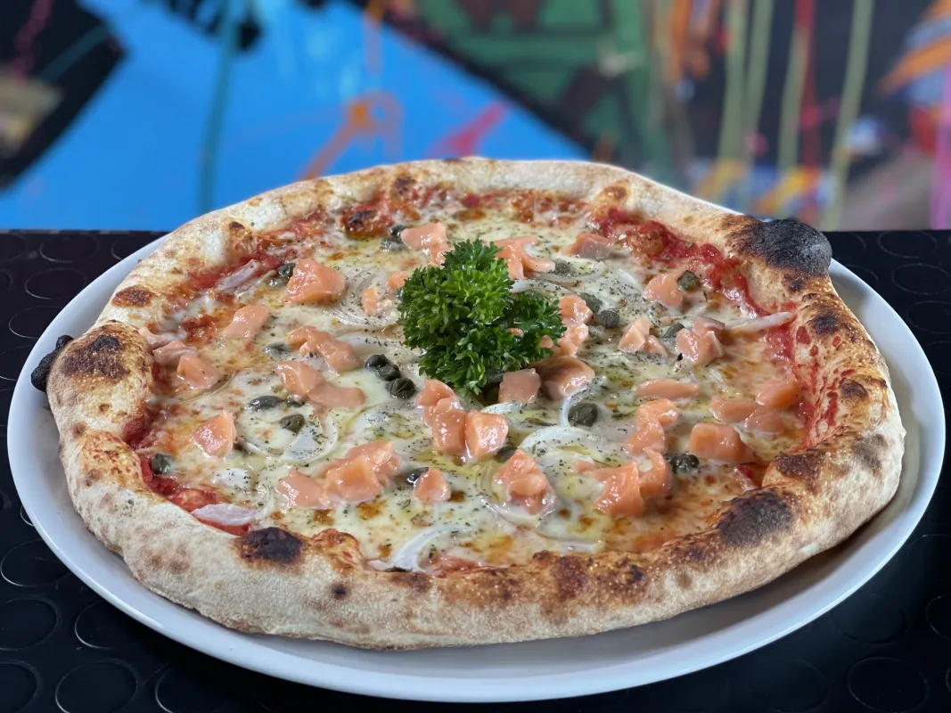 Pizza: tomate, mozzarella, saumon, oignons, câpres