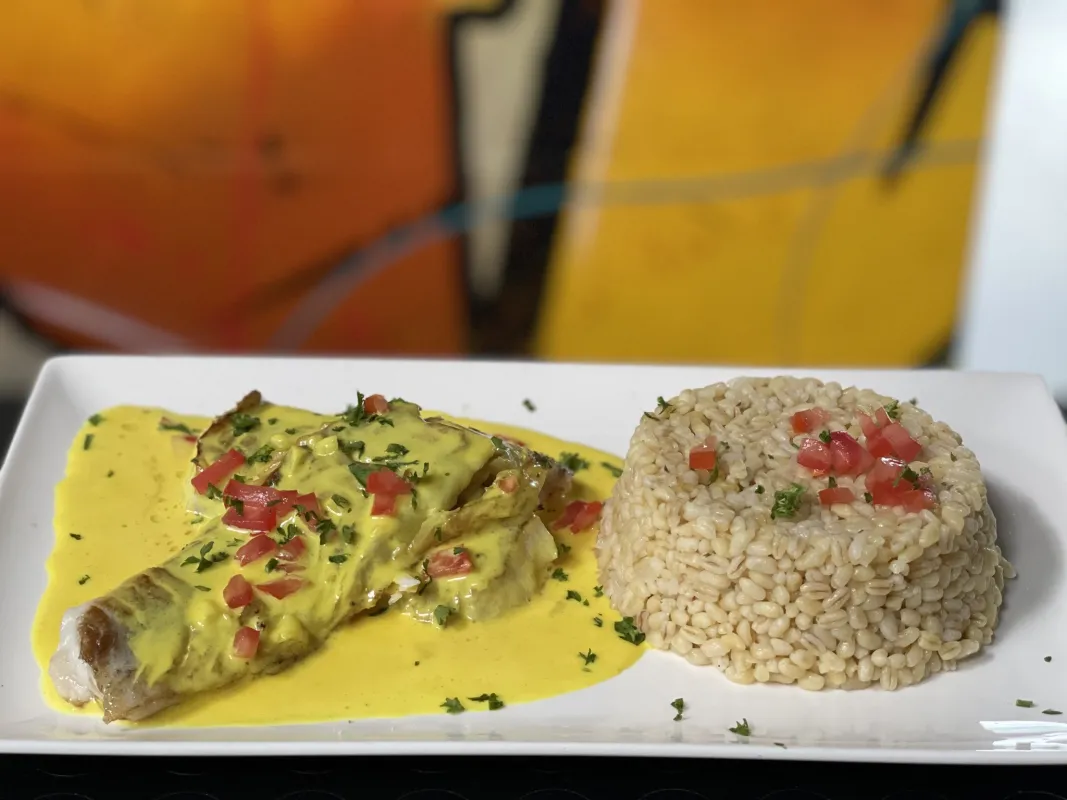 Filets de lieu noir, sauce beurre blanc au curcuma, risotto de blé