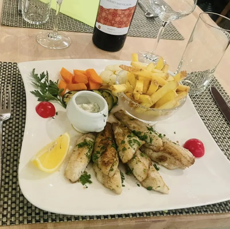 Filets de perches, sauce tartare légumes et frites