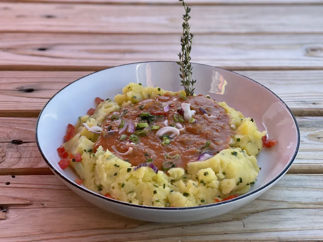Axoa de veau, poivrons, oignons, ail, tomate, écrasé de pommes de terre à la ciboulette