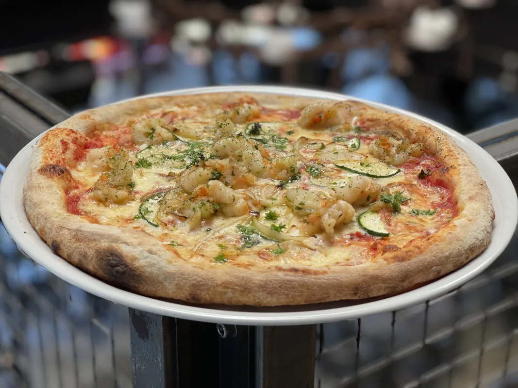 Pizza tomate, mozzarella, gambas, courgettes, oignons