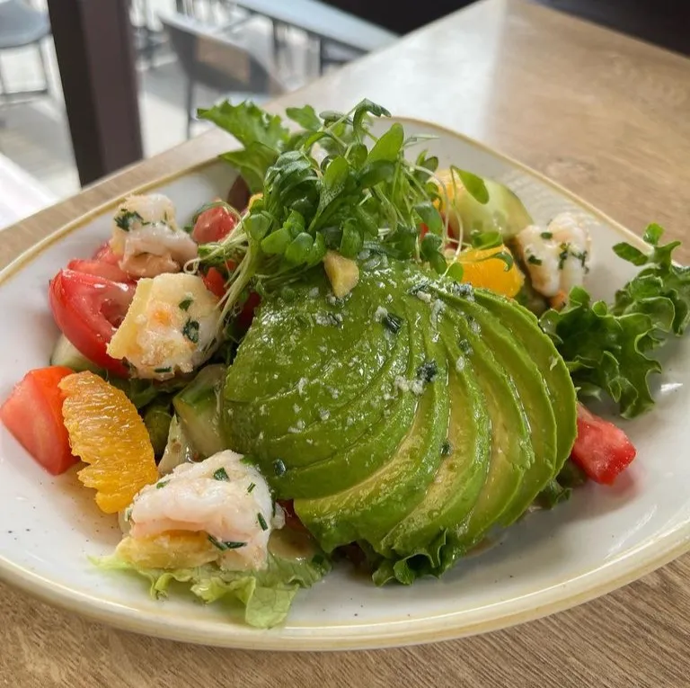 Salade fraîcheur aux crevettes persillées (avocat, crudités, tomate, orange, crevettes)