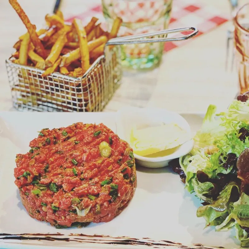 Tartare de bœuf du mardi, de la boucherie de maillefer assaisonné par le chef servi avec ses frites maison