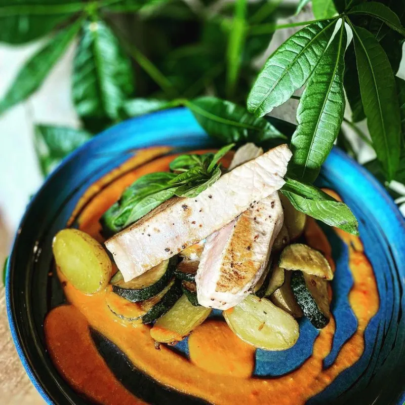 Pavé d’espadon grillé, sauce tomates à l’ail et huile d’olive, pommes de terre grenailles et courgettes