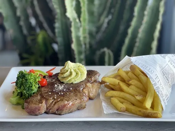 Faux filet black angus, beurre café de paris, légumes verts, frites