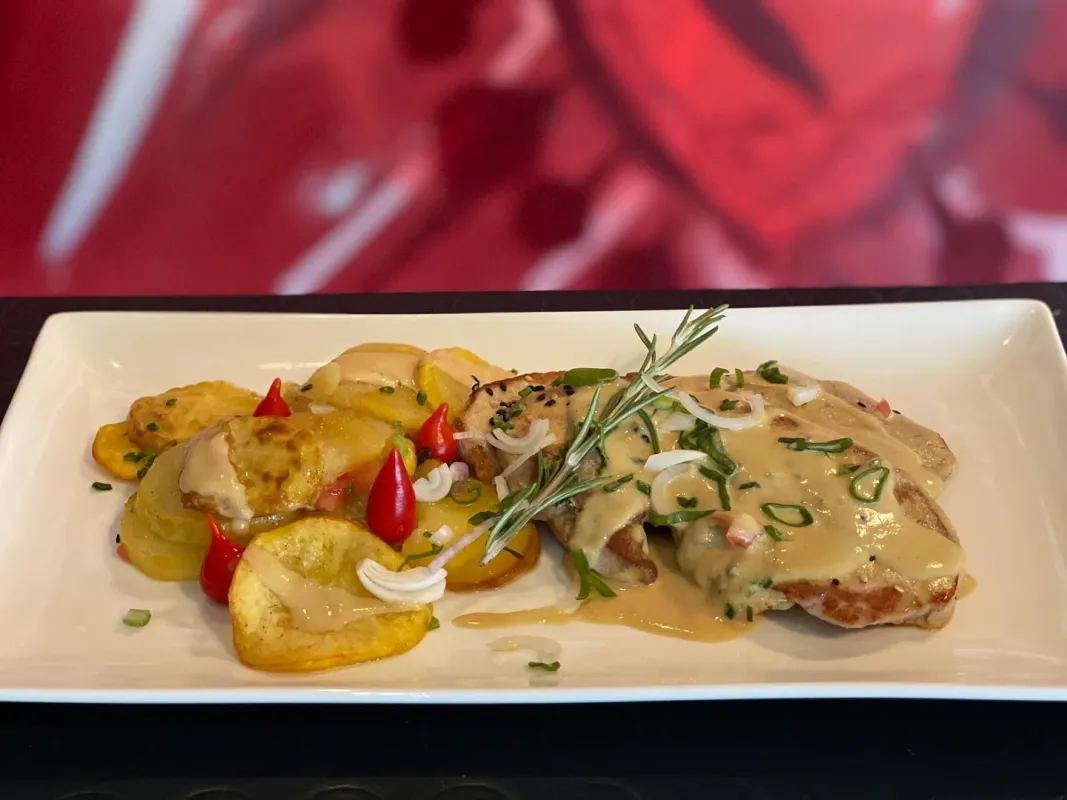 Steak de cochon, sauce moutarde, pommes de terre braisées au four