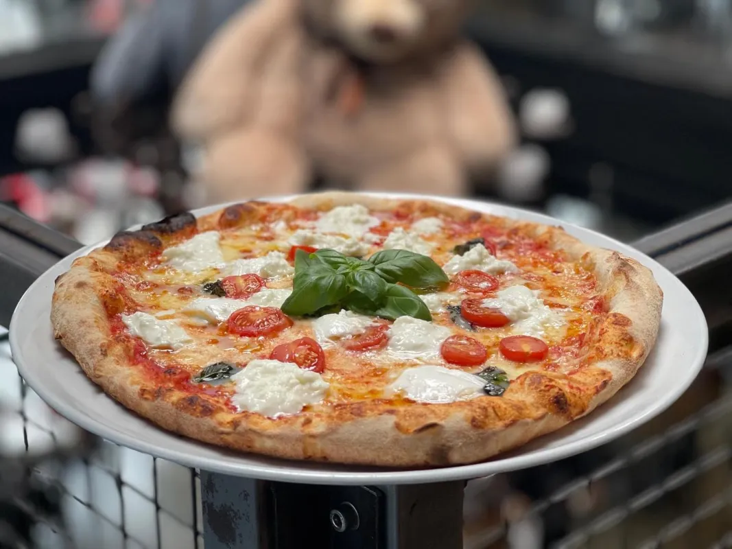 Pizza : tomate, mozzarella, tomates cerises, mozzarella di bufala, basilic