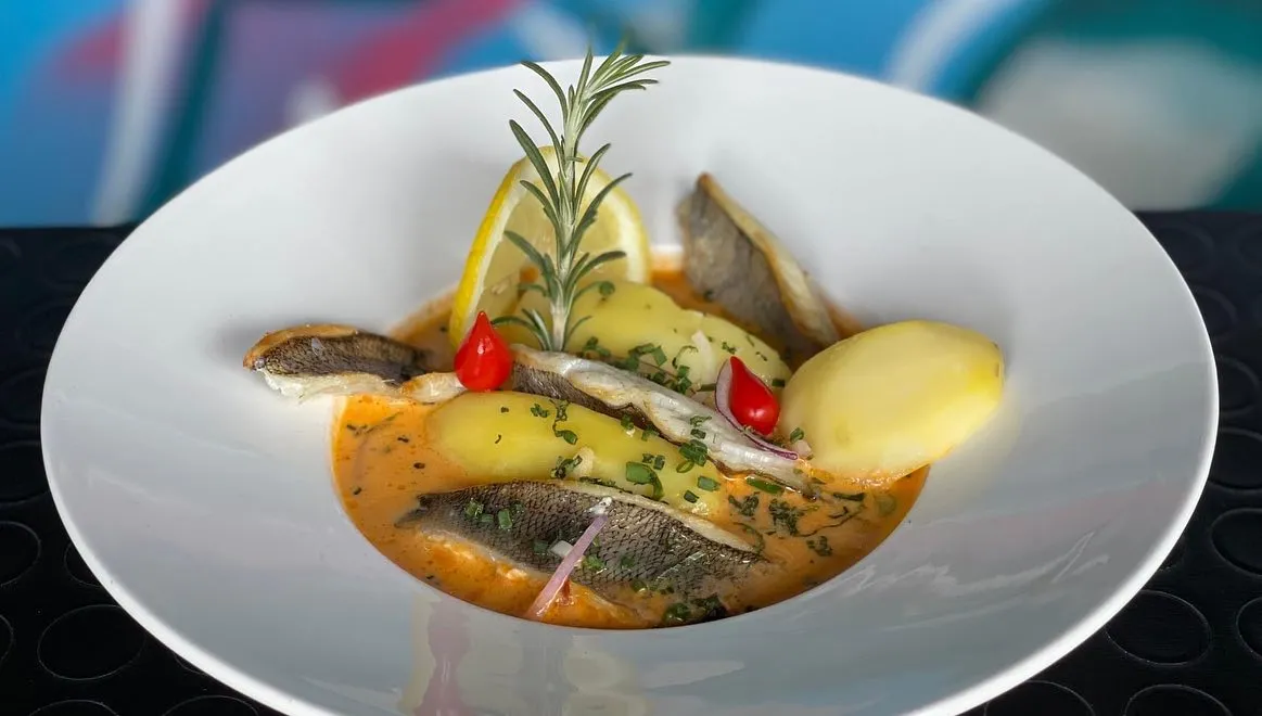 Filets de pêrche, bisque aux gambas, pommes de terre vapeur