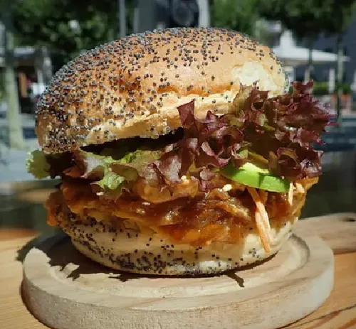 Burger Casbah : Bun artisanal boulanger, galette végétarienne maison, cheddar, salade de carottes à la crème de curry, noix de cajou au curry, salade lolo, sauce maison mayo/curry