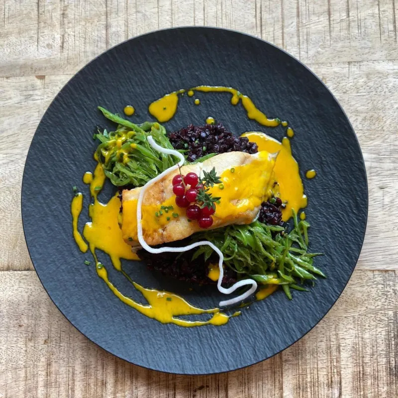 Royal de cabillaud, risotto tomates & fenouil, beurre blanc au poivre rose