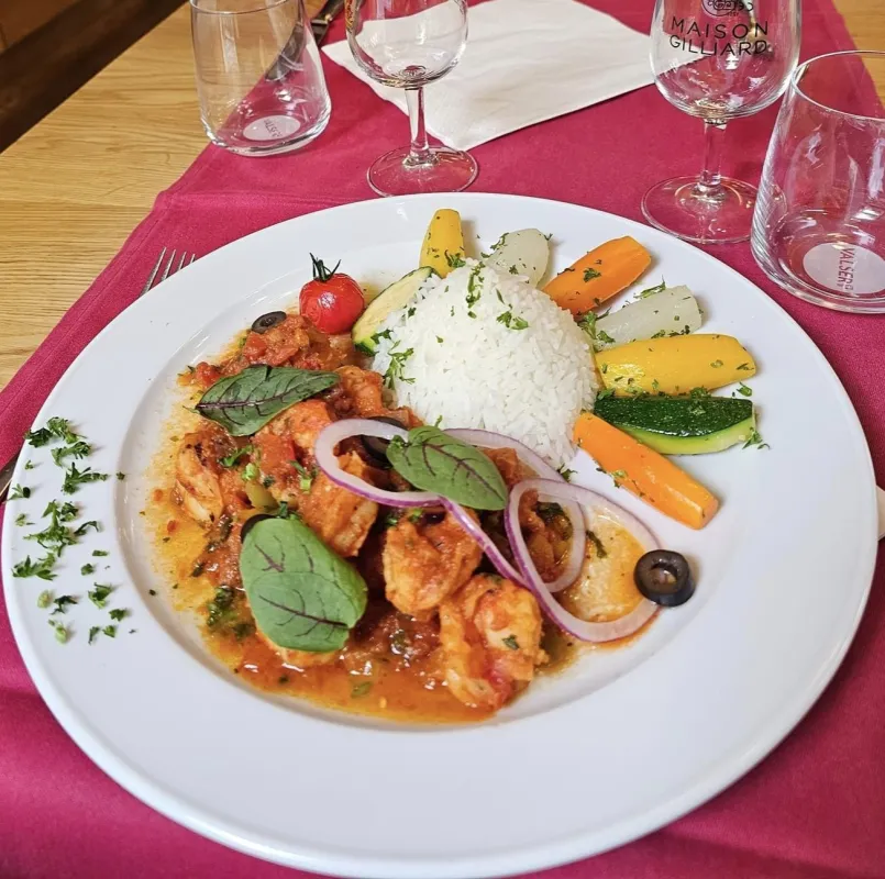 Gambas sautées à la provençale, riz basmati, petits légumes