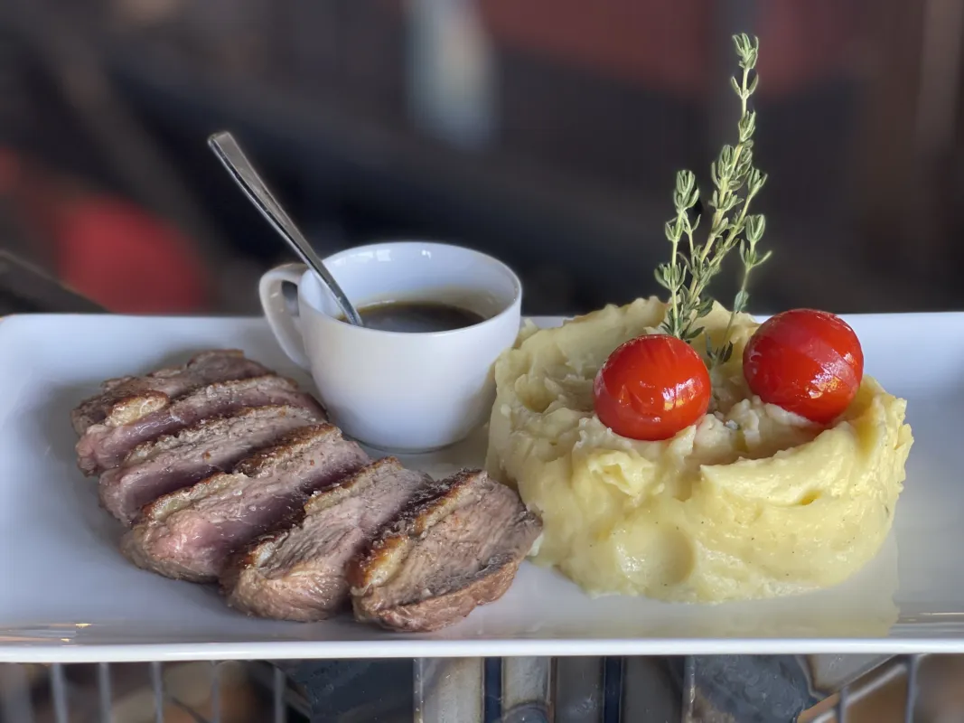 Filets de canard, sauce au miel et orange, écrasé de pommes de terre au thym