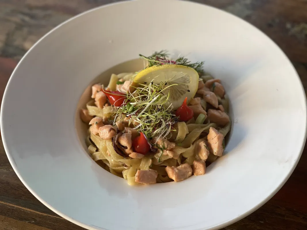 Tagliatelles au saumon, champignons persillés