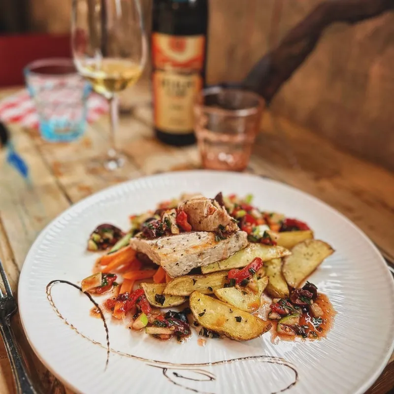 Filet d’espadon de Méditerranée , Achard à la pomme verte, pommes de terre grenailles, olives noires et légumes