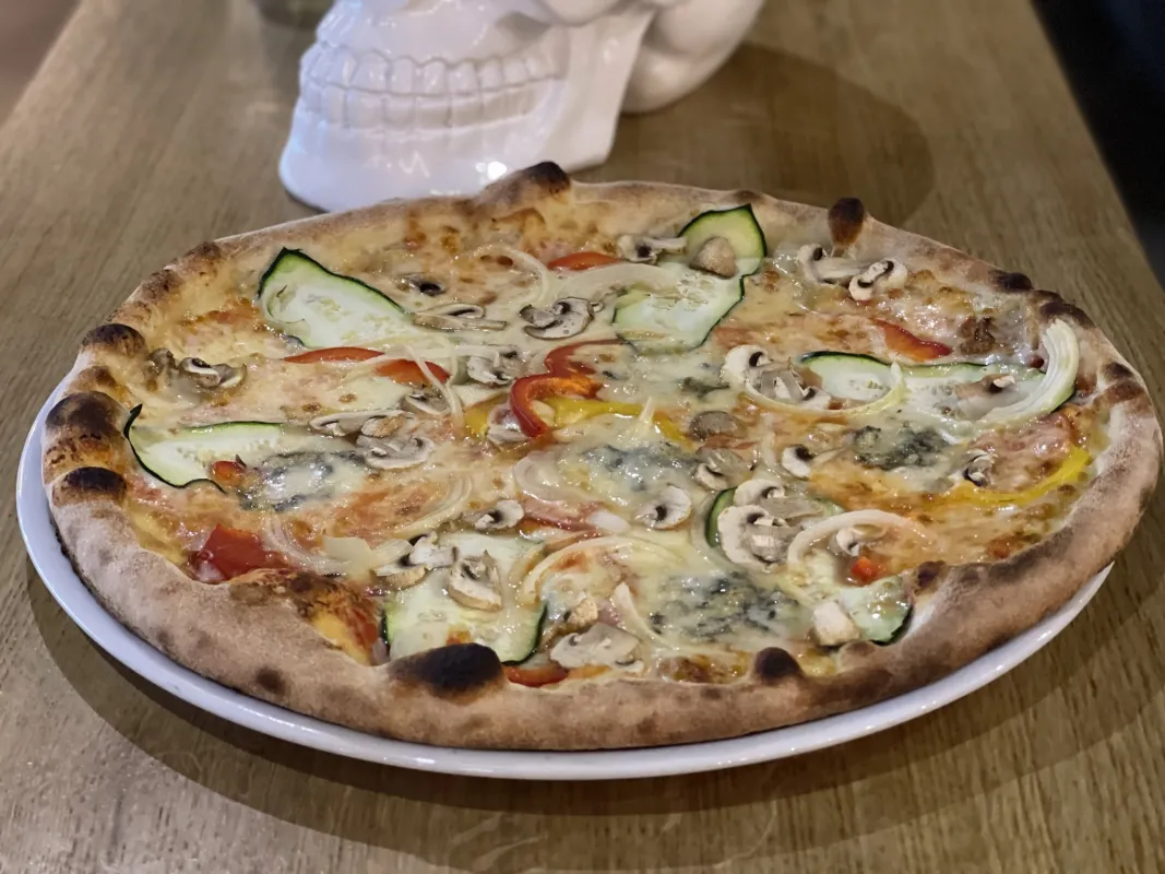 Pizza, tomate, mozzarella, gorgonzola, courgettes champignons, poivrons, oignons, origan