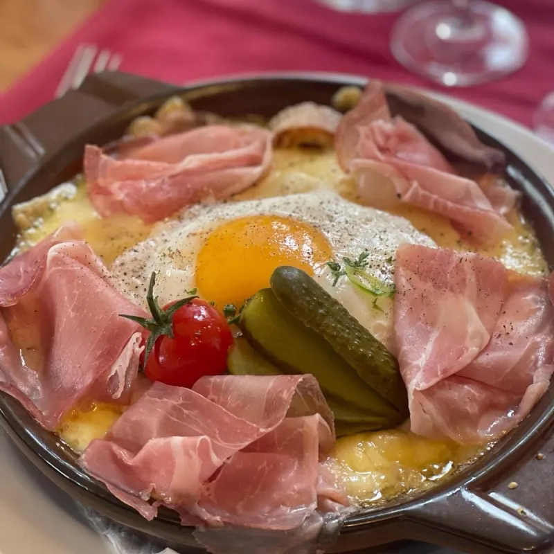 Croûte au fromage gratinée, jambon cru et son oeuf au plat GRTA