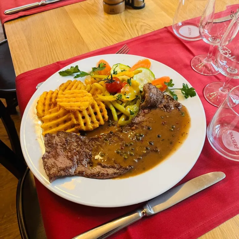 Steak de cheval grillé sauce aux 3 poivres, pommes gaufrettes, petits légumes