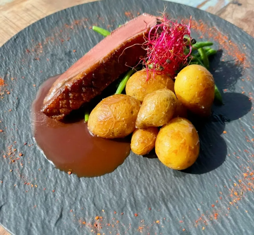 Magret de canard, jus à la Kriek, pommes grenailles rôties, haricots au beurre à l'ail