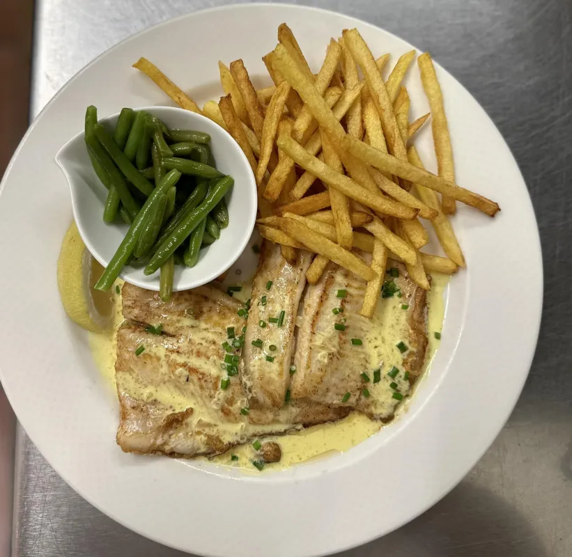 Filet de Féra du Léman sauce citron accompagné de frites maison, légumes du jour
