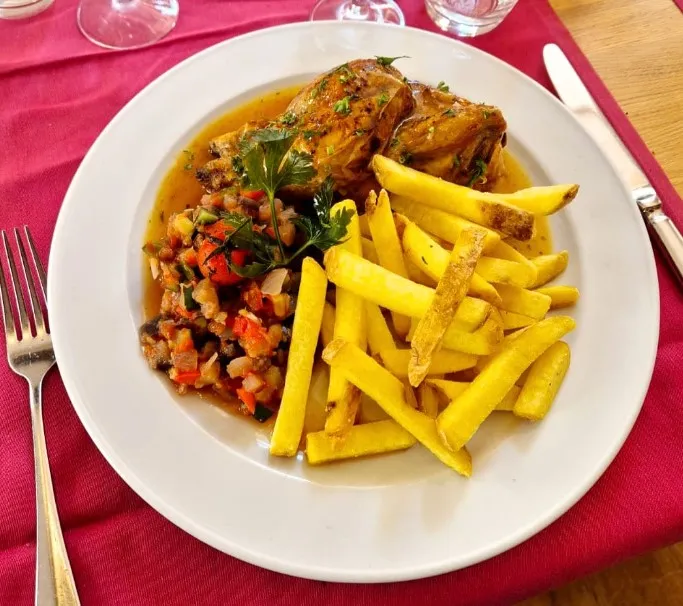 Demi-poulet rôti, jus aux herbes, pommes country, légumes d'été