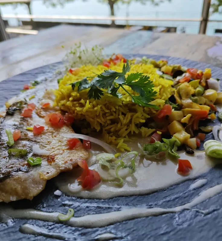 Filet de colin, légumes d'été, riz parfumé, beurre blanc
