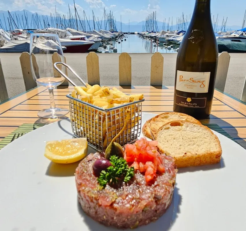 Tartare de thon au concassé de tomates, olives et câpres, toast et frites