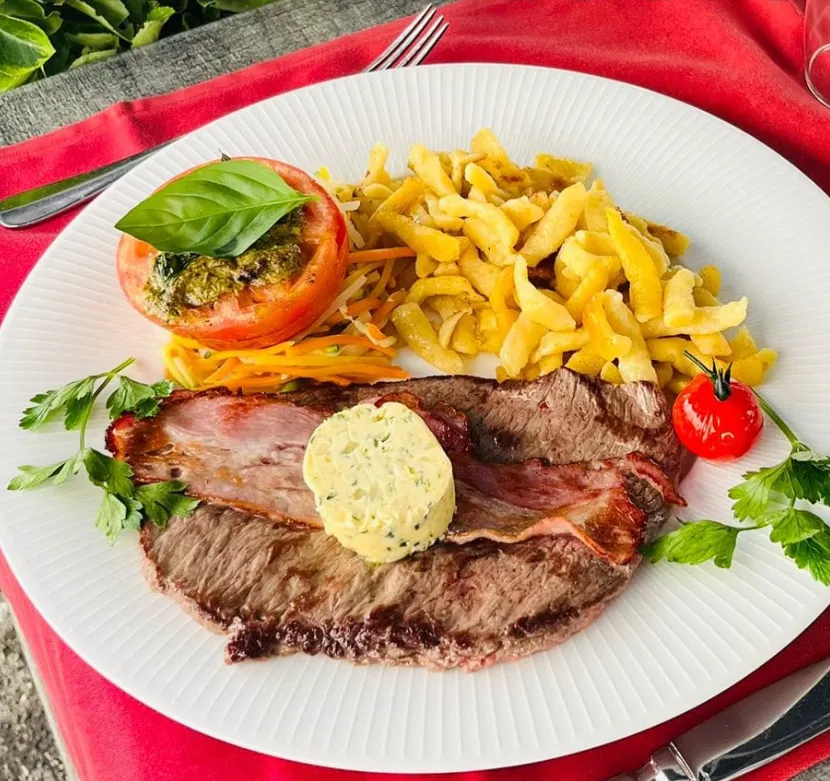 Steak de bœuf chasseur, beurre maître d'hôtel, spätzli au beurre, tomate grillée au basilic