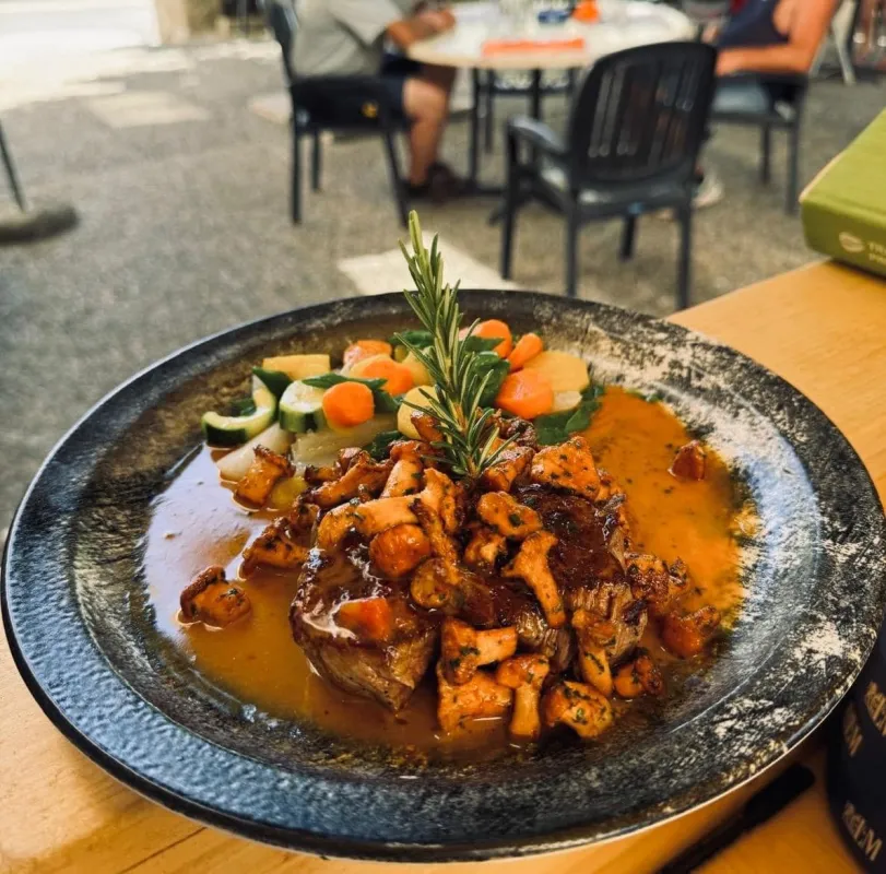 Sauté de veau aux chanterelles, riz créole, jardinière de légumes