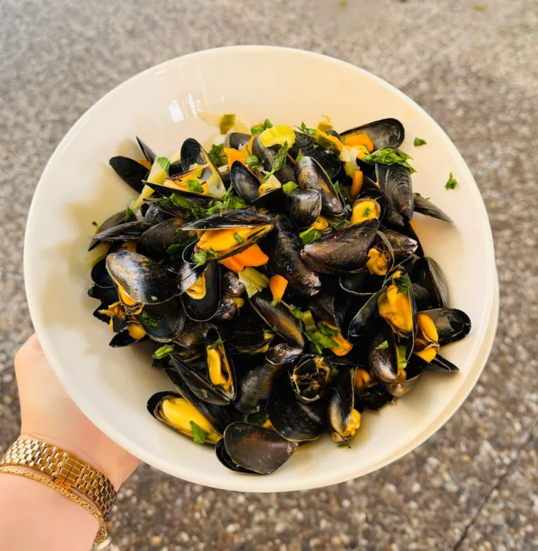 Moules bouchots aux petits légumes, panier de pommes allumettes