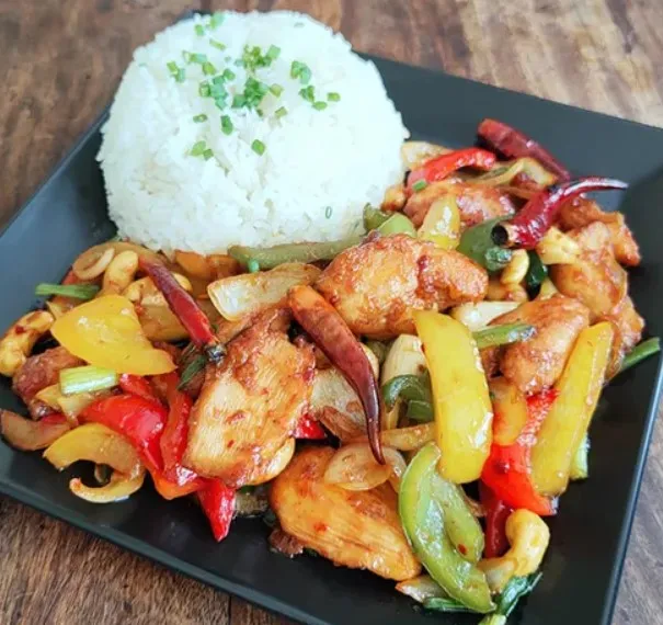 Poulet sauté aux noix de cajou  « Kaï Pad Prik Pao » avec oignons, poivrons et accompagné de riz jasmin