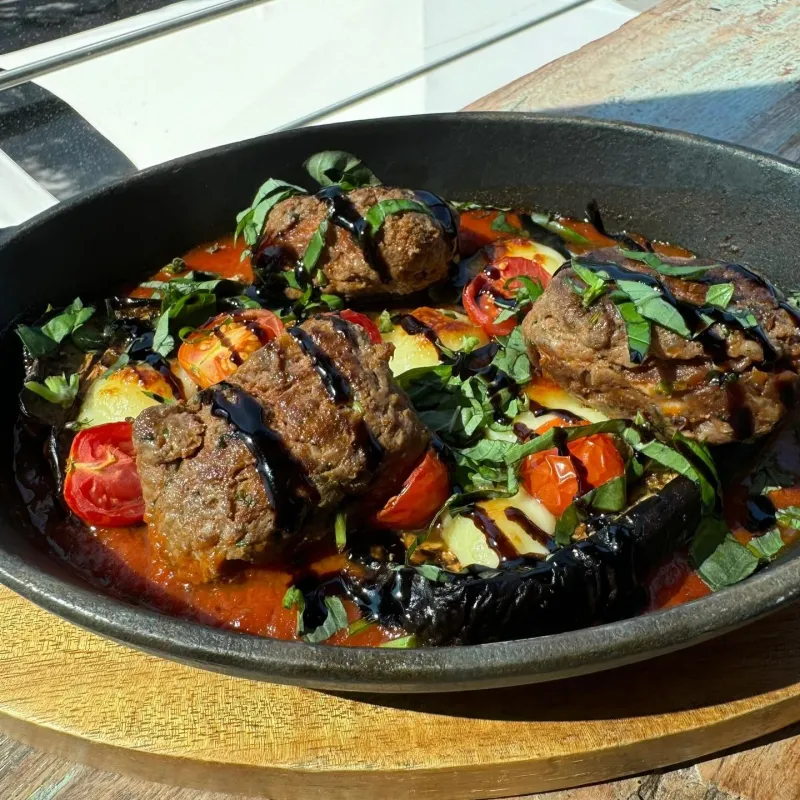 Aubergine, mozza, sauce tomate, crème balsamique, tomates cerises, kefta, basilic