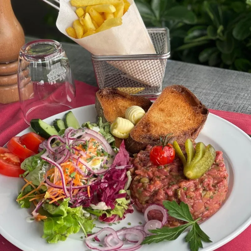 Tartare de bœuf à la fleur de sel, pommes frites, toasts et salade mêlée