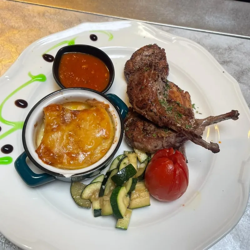 Côtelettes d'agneau (viande de chez Bellon), sauce au thym, riz et légumes du marché