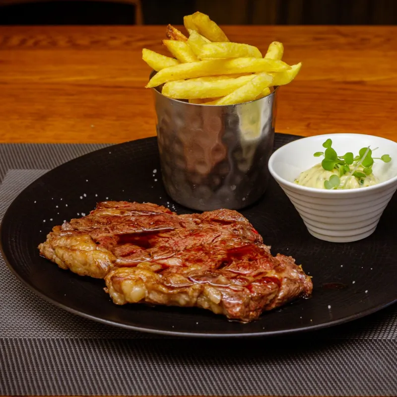Parisienne de bœuf, sauce tartare, frites, salade