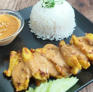 Emincé de poulet satay, accompagné de sauce cacahuète et riz jasmin