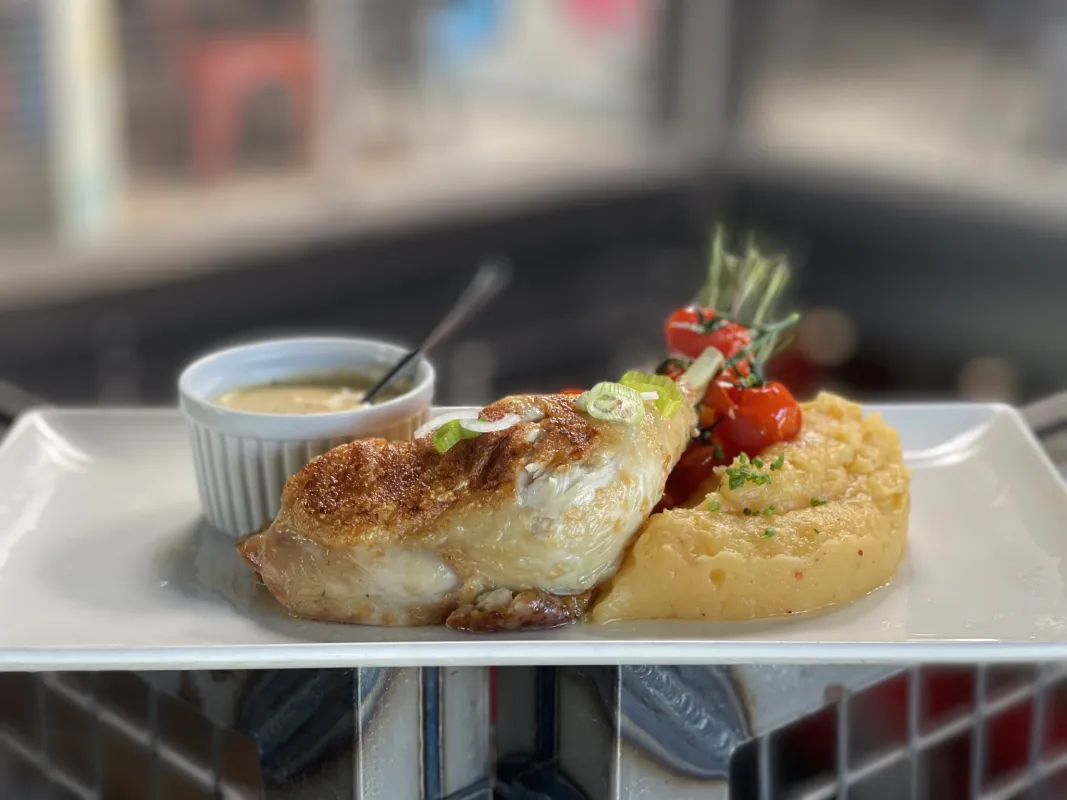 Cuisse de poulet rôtie, écrasé de pommes de terre, sauce moutarde à l'ancienne