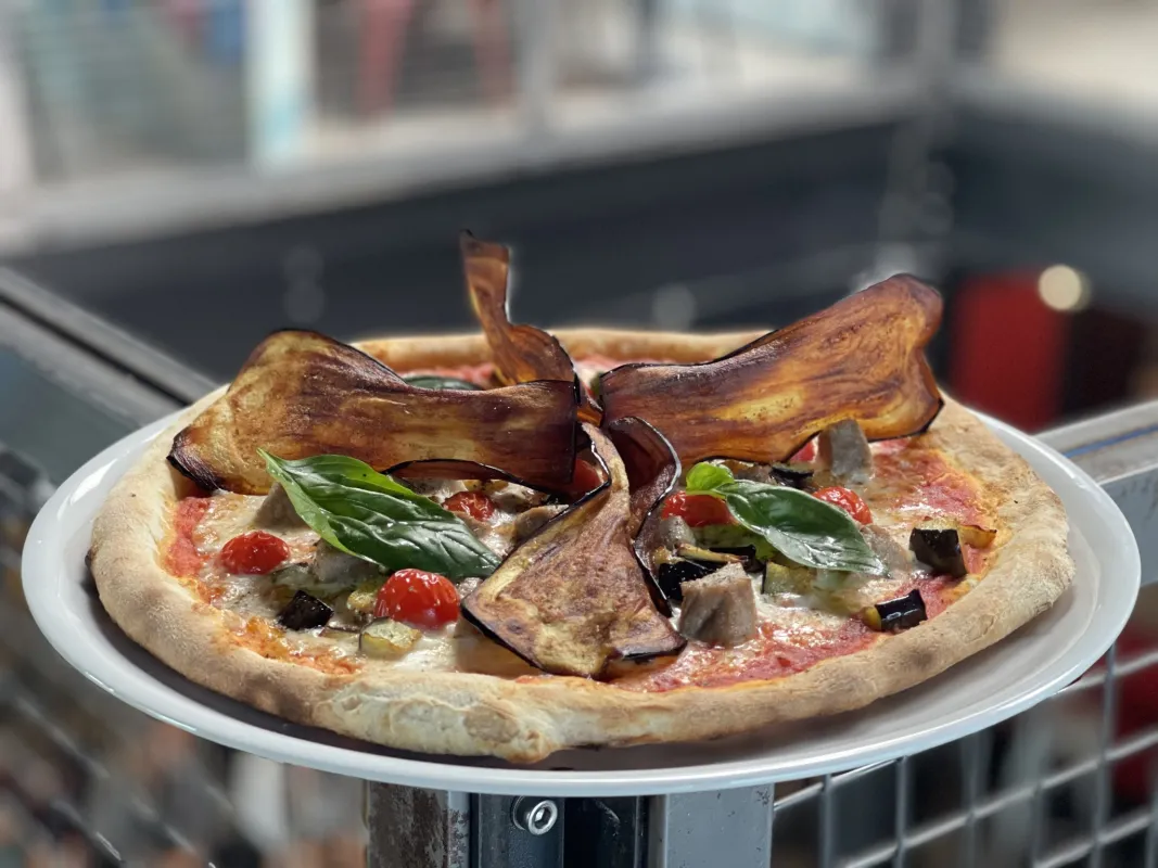 Pizza tomate, mozzarella, thon frais, huile d'ail, aubergines, tomates cerises