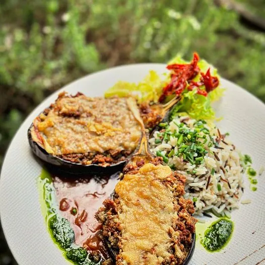 Aubergines farcies à la chair à saucisse et moutarde à l’ancienne, gratinées au gruyère AOP et servi avec du riz sauvage