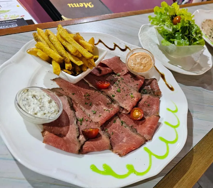 Rosbeef maison (viande de chez Bellon), sauce tartare, frites maison croustillantes