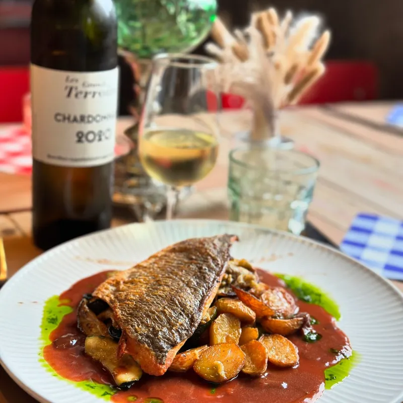 Filet de dorade de Méditerranée à la plancha, sauce au vin rouge acidulée, pommes de terre rissolée et légumes du soleil grillées