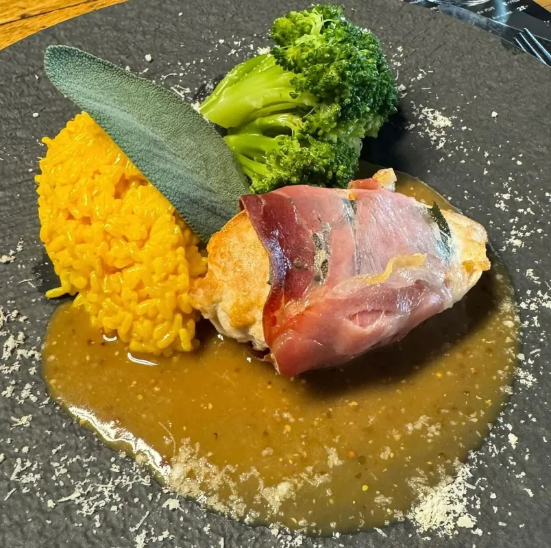 Risotto au safran avec sa tuile de parmesan et carpaccio de poitrine de poulet