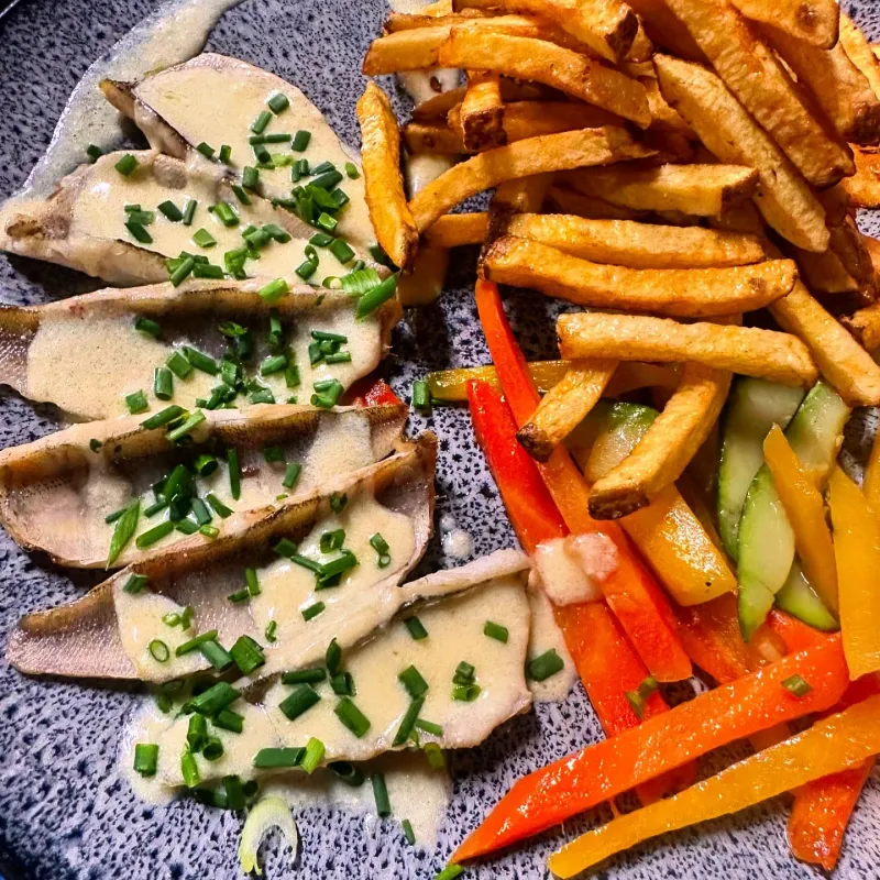 Filets de perches meunière, sauce crème au citron confit, carottes Vichy et frites maison