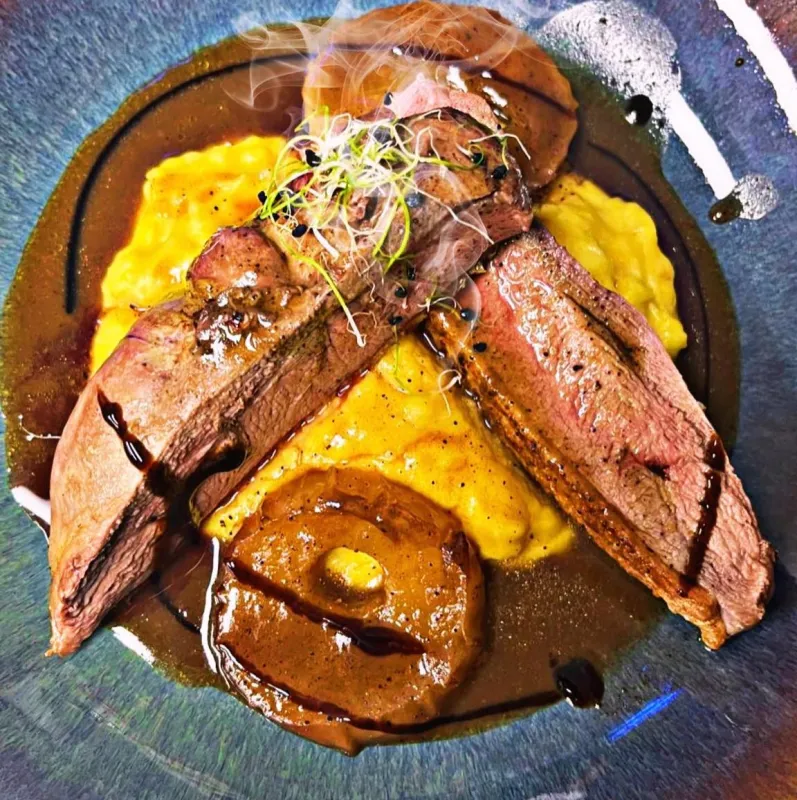 Magret de canard aux framboises, pommes purée