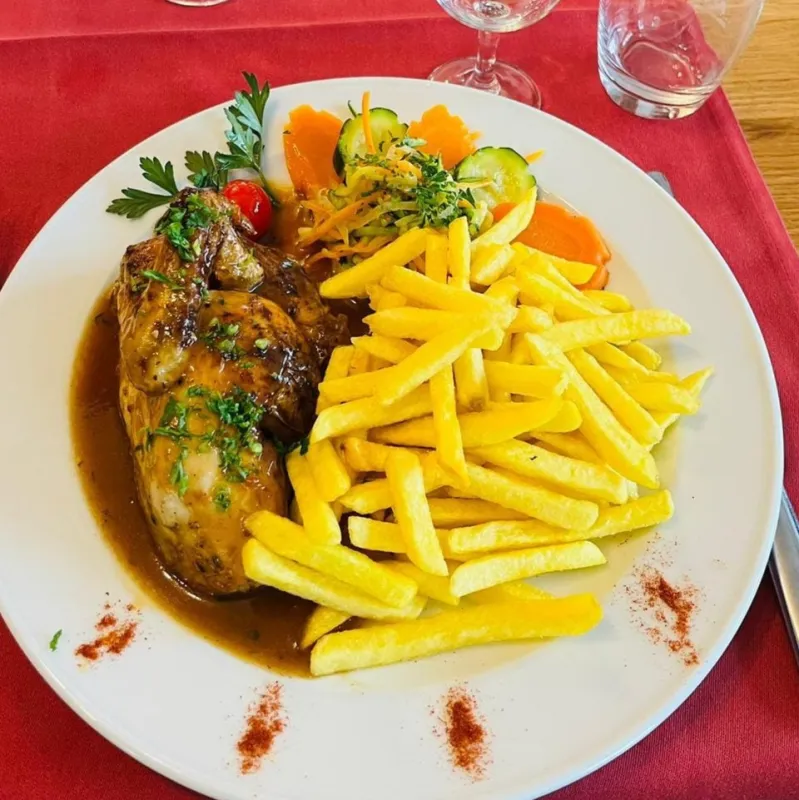 Demi-poulet rôti à la broche, pommes frites, poêlée de légumes