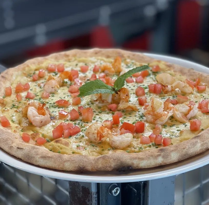 Pizza mozzarella, purée de pois chiches, gambas, dés de tomates, ciboulette