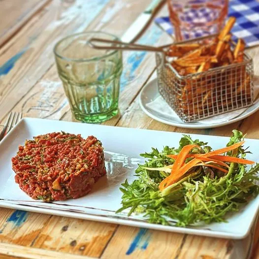 Le tartare de bœuf de la boucherie de Maillefer assaisonné par le chef et ses frites maison