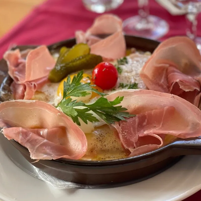 Croûte au fromage au jambon cru du Valais et son œuf au plat GRTA